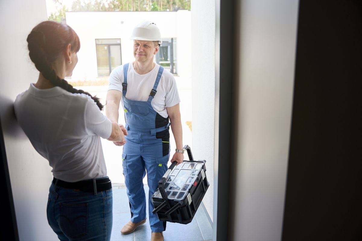 Emergency plumber arrived at a womans home in perth